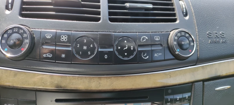 Mercedes-Benz E 240, снимка 13 - Автомобили и джипове - 52448434