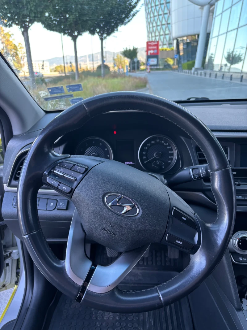 Hyundai Elantra, снимка 9 - Автомобили и джипове - 52214364