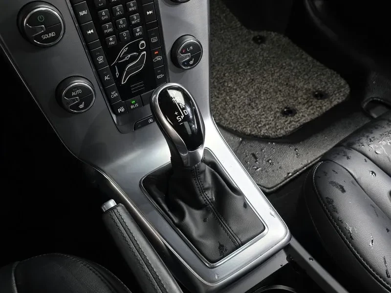 Volvo V40 2ND GENERATION, снимка 9 - Автомобили и джипове - 54930079
