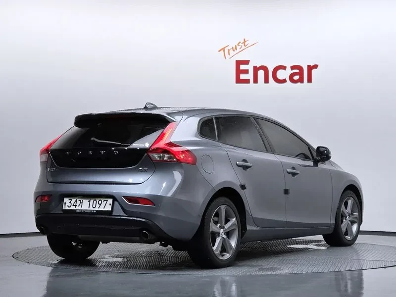 Volvo V40 2ND GENERATION, снимка 2 - Автомобили и джипове - 54930079