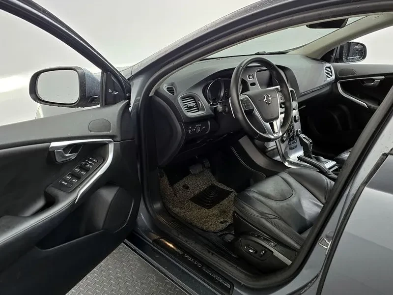 Volvo V40 2ND GENERATION, снимка 10 - Автомобили и джипове - 54930079