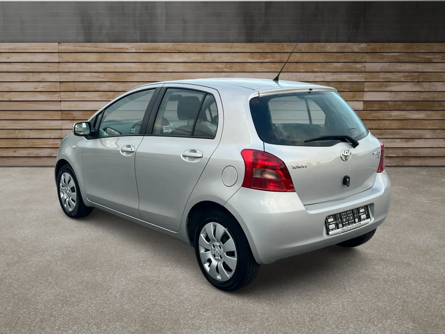 Toyota Yaris 1.3i Автоматик 28 000км 28 000км 28 000км - изображение 4