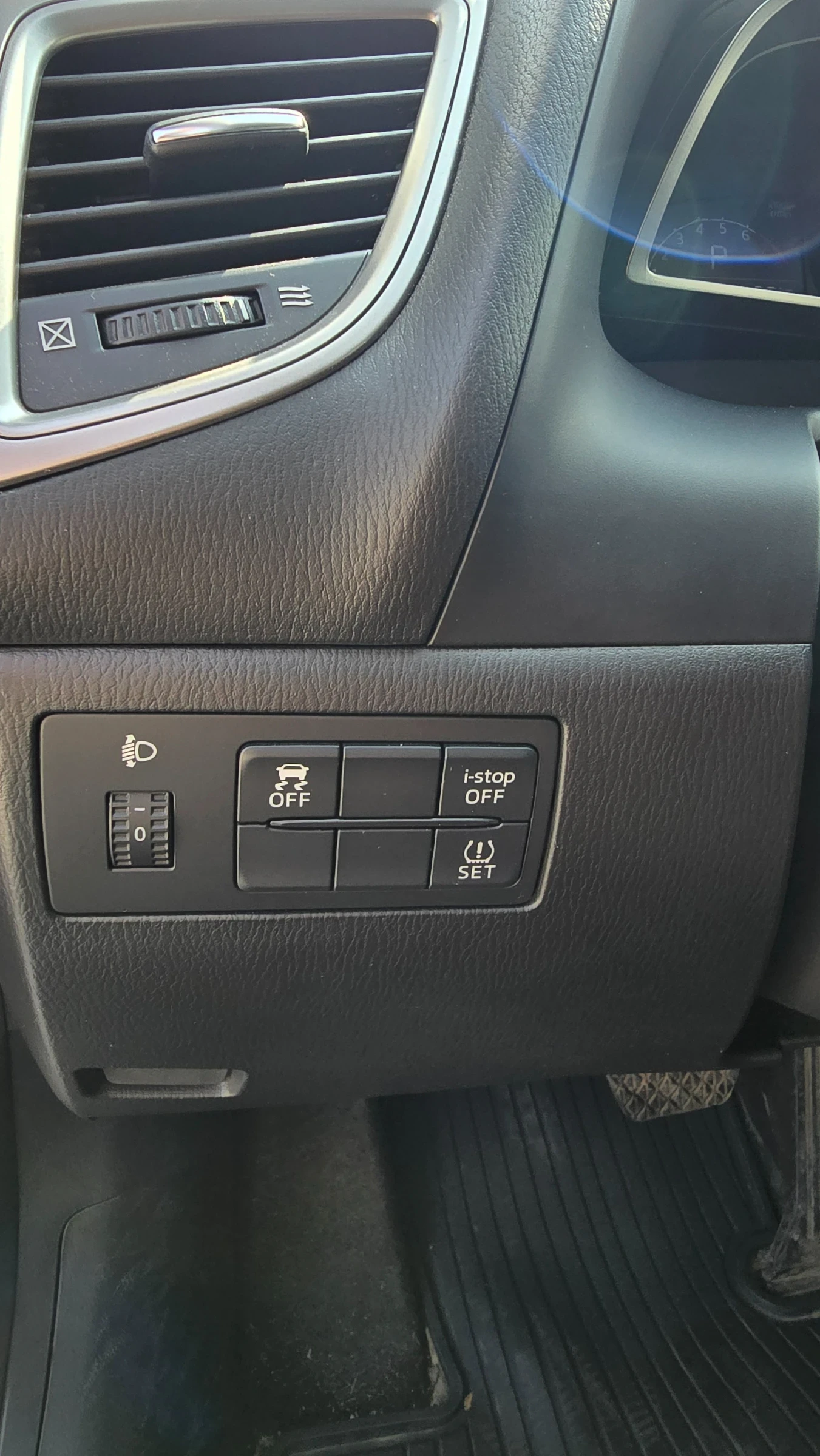 Mazda 3 Revolution , снимка 9 - Автомобили и джипове - 54184177