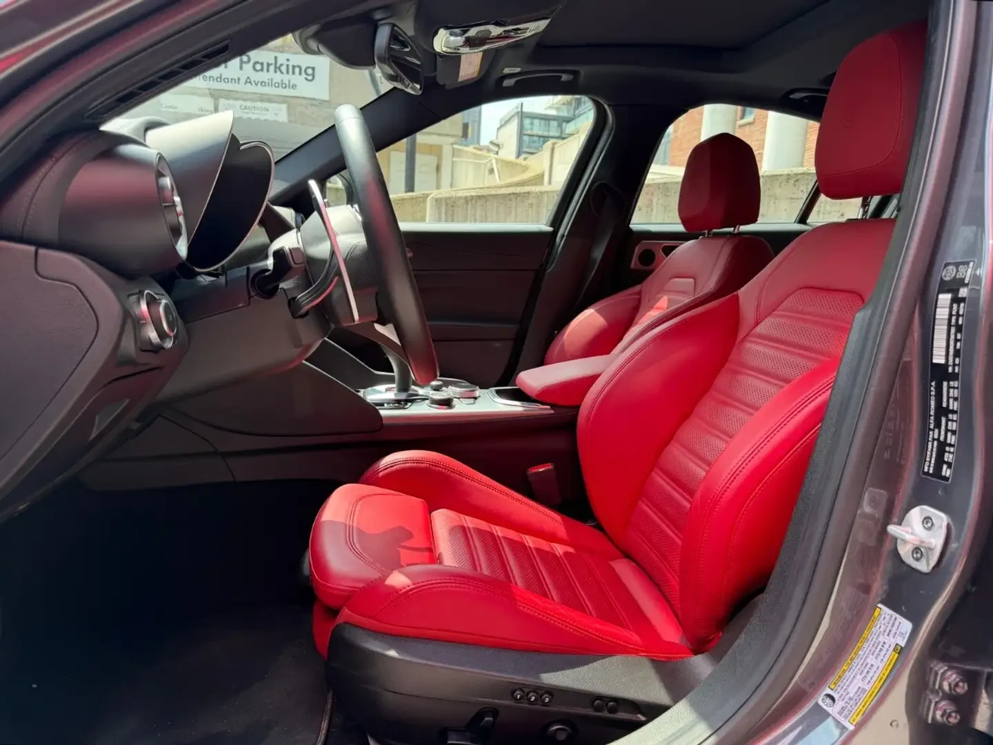 Alfa Romeo Giulia Low Kms Clean Carfax One Owner Veloce AWD, снимка 13 - Автомобили и джипове - 55704741