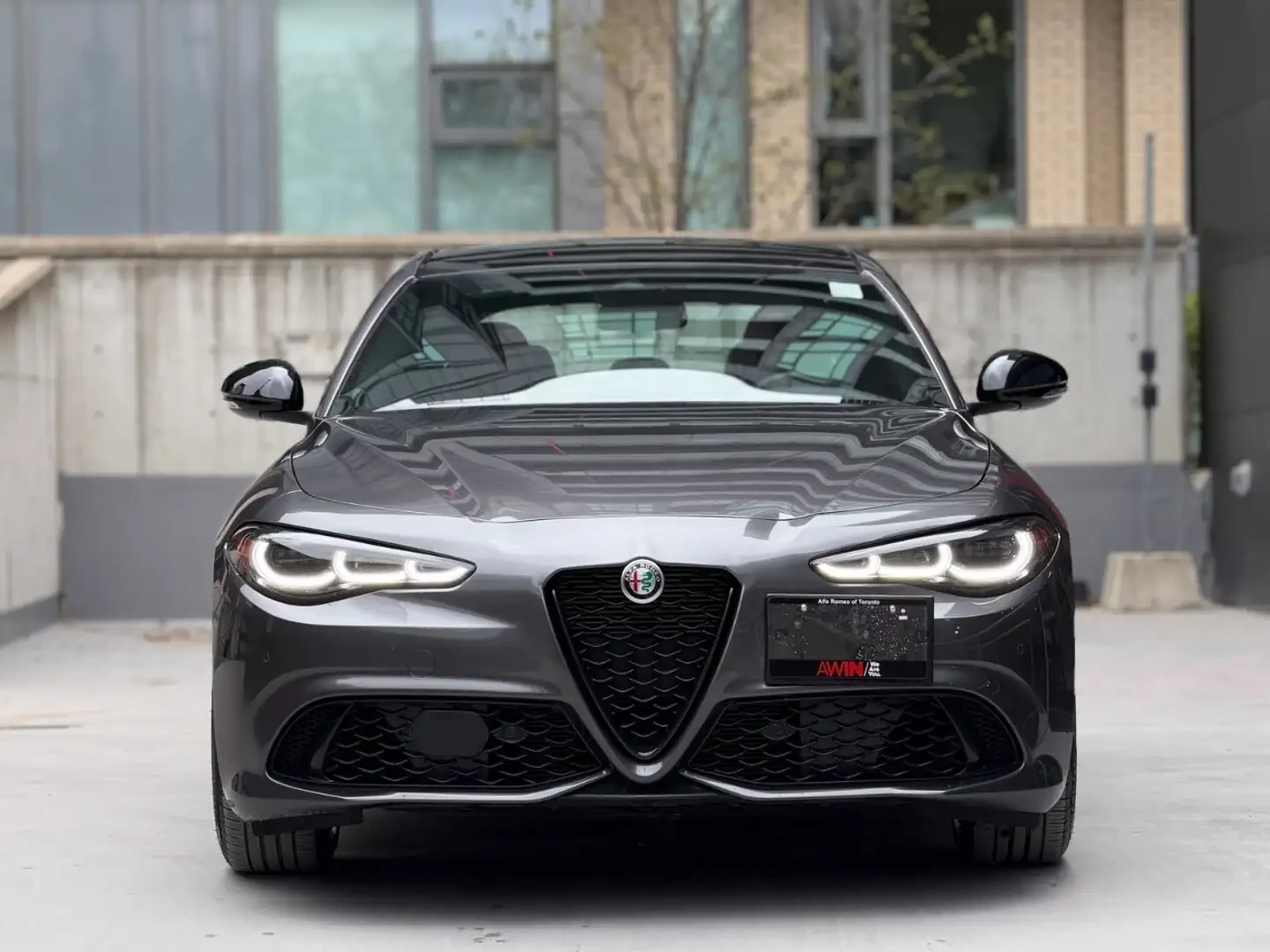 Alfa Romeo Giulia Low Kms Clean Carfax One Owner Veloce AWD, снимка 2 - Автомобили и джипове - 55704741