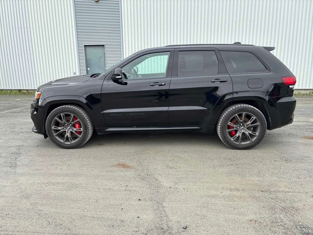 Jeep Grand cherokee * SRT * ДИСТРОНИК* ОБДУХВАНЕ* ПАНОРАМА* АЛКАНТАРА*, снимка 3 - Автомобили и джипове - 54941511