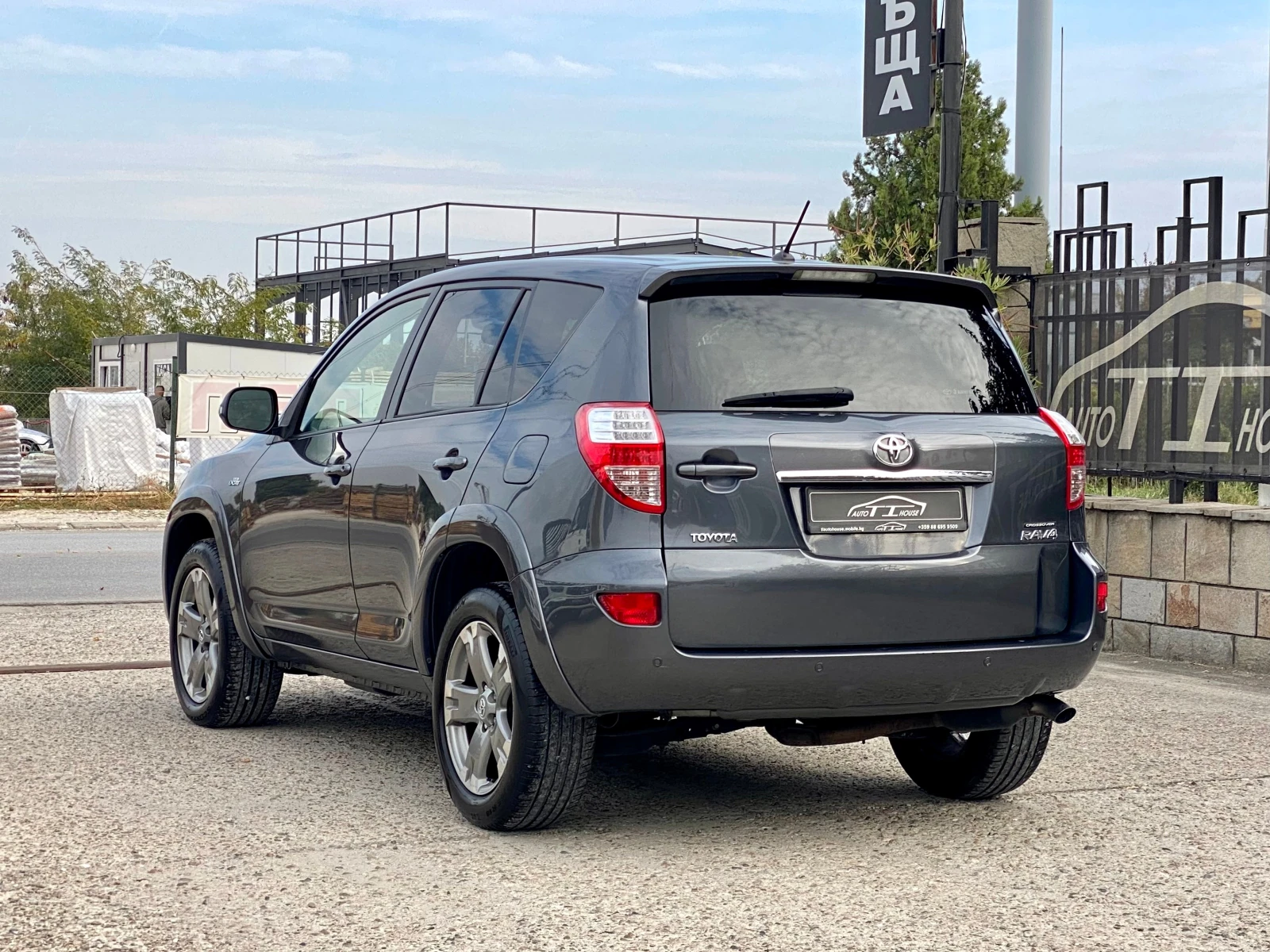 Toyota Rav4 2.2 D-4D* Executive* КАТО НОВА!, снимка 4 - Автомобили и джипове - 56658102