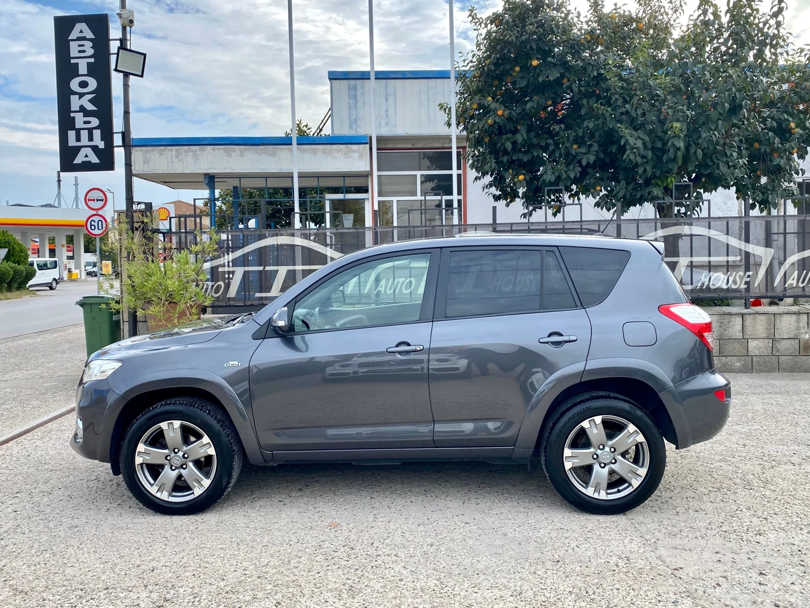Toyota Rav4 2.2 D-4D* Executive* КАТО НОВА!, снимка 5 - Автомобили и джипове - 56658102