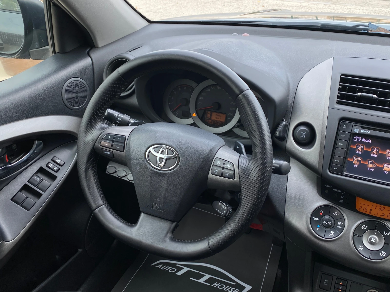 Toyota Rav4 2.2 D-4D* Executive* КАТО НОВА!, снимка 13 - Автомобили и джипове - 56658102