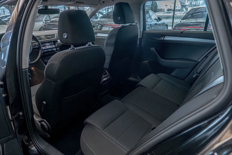 Skoda Superb 2.0TDI/DSG/ParkPilot/4x4/AirCare/Подгрев, снимка 8 - Автомобили и джипове - 53056139