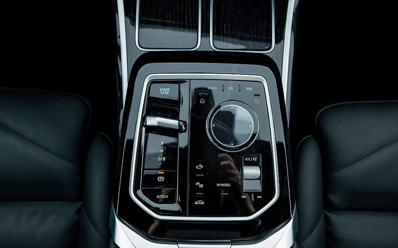 BMW i7 eDrive50/455HP/M-SPORT/PANO/B&W/MEMO/HUD/734g, снимка 13 - Автомобили и джипове - 53283642