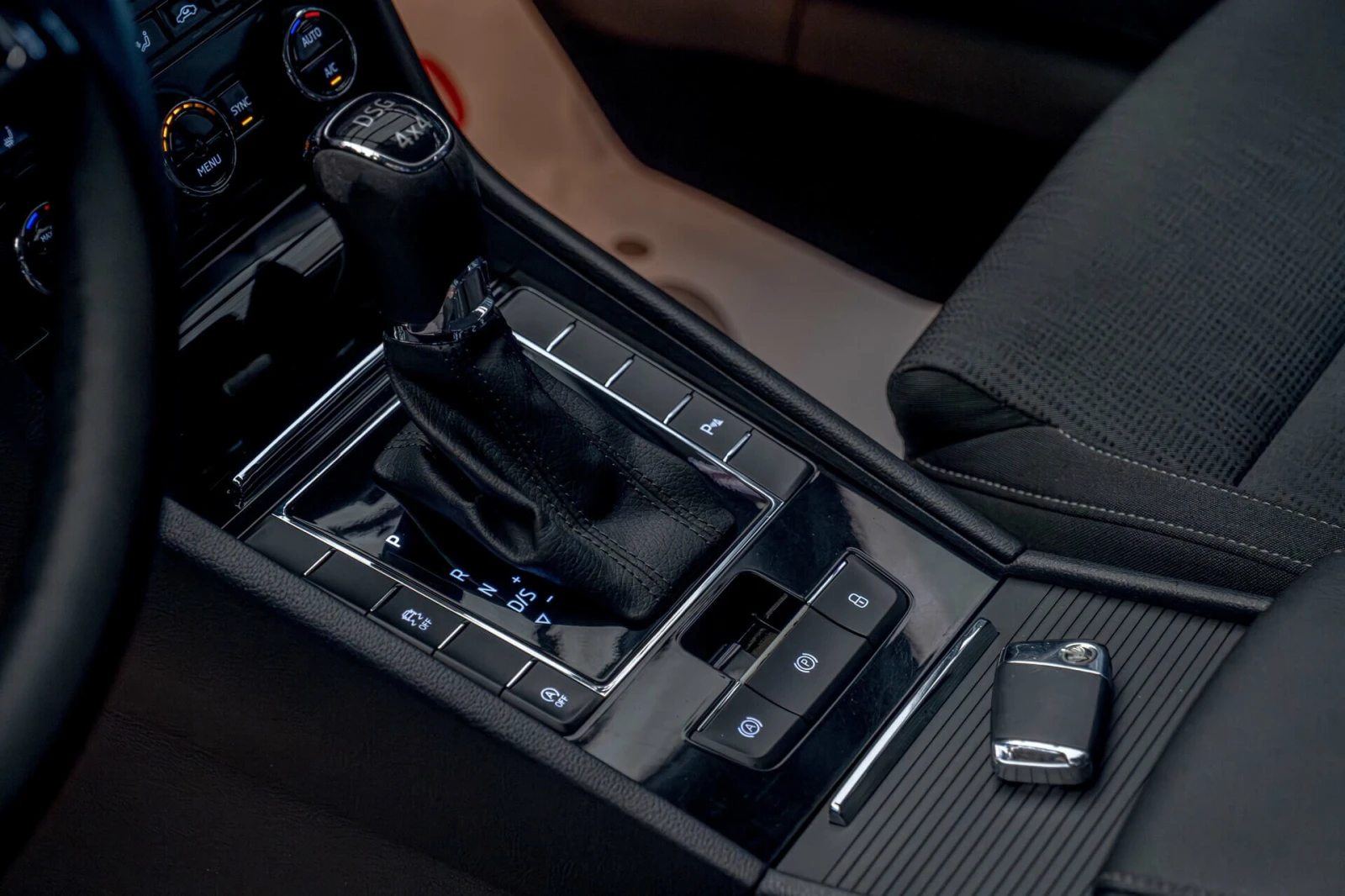 Skoda Superb 2.0TDI/DSG/ParkPilot/4x4/AirCare/Подгрев - изображение 9