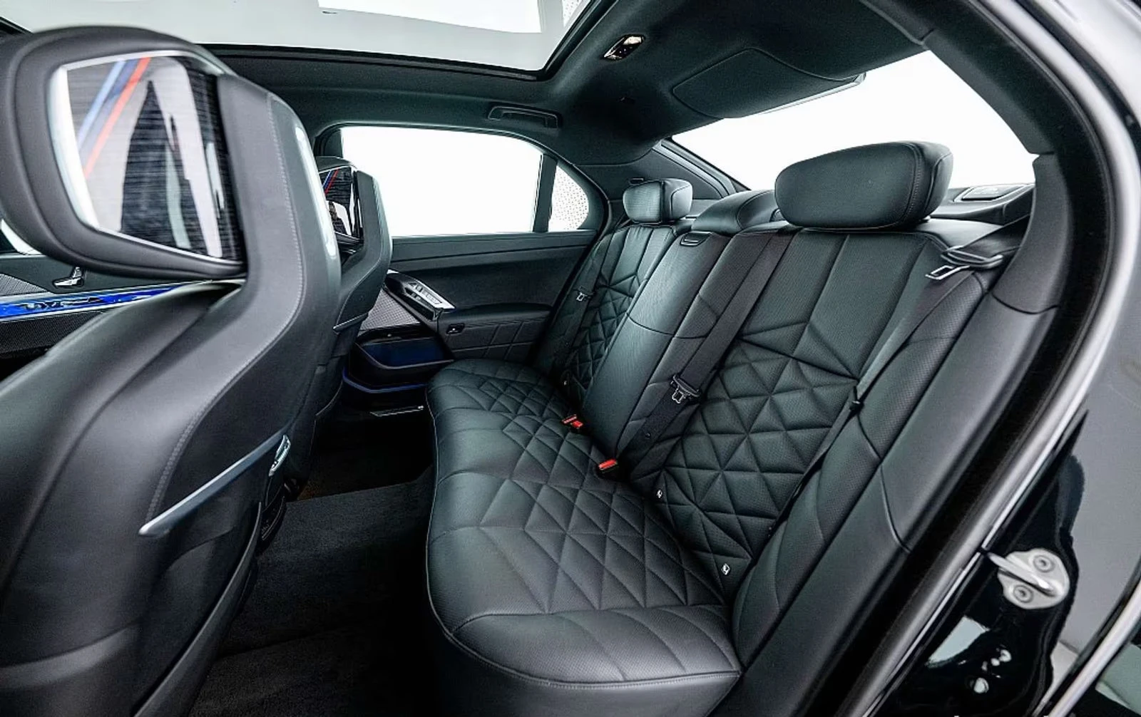 BMW i7 eDrive50/455HP/M-SPORT/PANO/B&W/MEMO/HUD/734g | Mobile.bg � ����������� 15