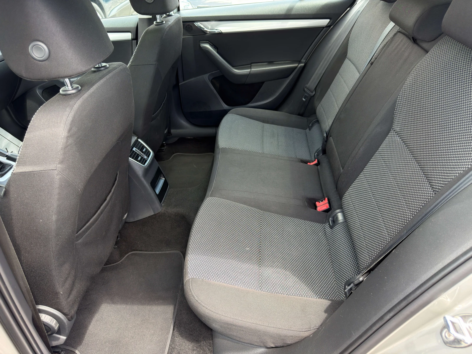 Skoda Octavia 1.6TDI 4x4 / Panorama / ������ �� / 1 ���������� | Mobile.bg � ����������� 7