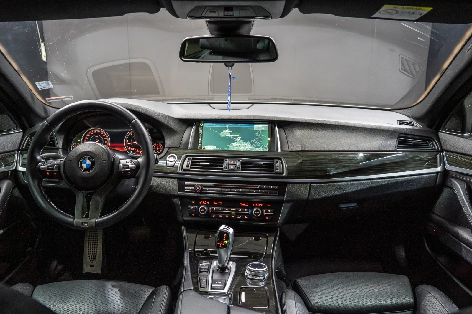 BMW 535 Xdrive /M-PERFORMANCE/ AKRAPOVIC/HUD/DISTR/SOFTCLS, снимка 8 - Автомобили и джипове - 55597914