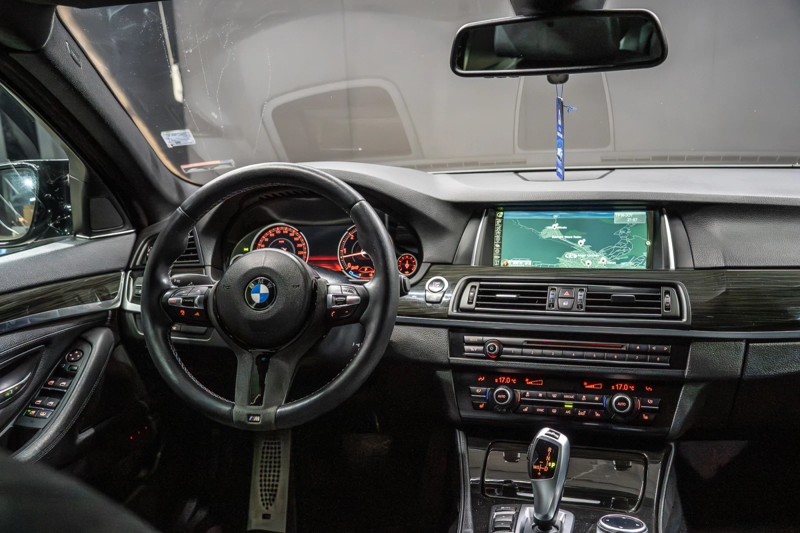 BMW 535 Xdrive /M-PERFORMANCE/ AKRAPOVIC/HUD/DISTR/SOFTCLS, снимка 9 - Автомобили и джипове - 55597914