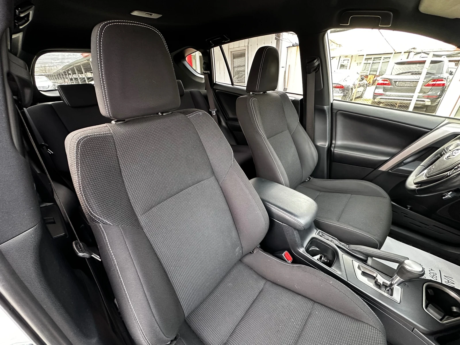 Toyota Rav4 2.5i Hybrid 4x4 ТОП СЪСТОЯНИЕ - изображение 8