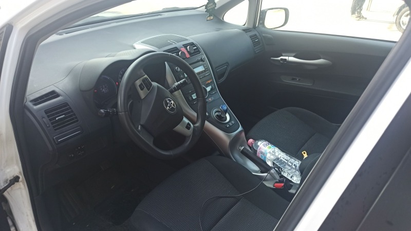Toyota Auris 1.8 хибрид, снимка 15 - Автомобили и джипове - 46201145