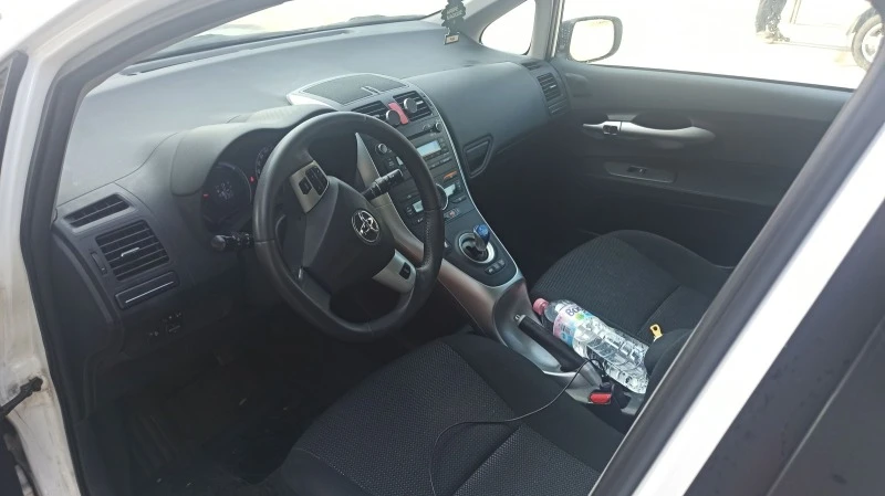 Toyota Auris 1.8 хибрид, снимка 15 - Автомобили и джипове - 47923858