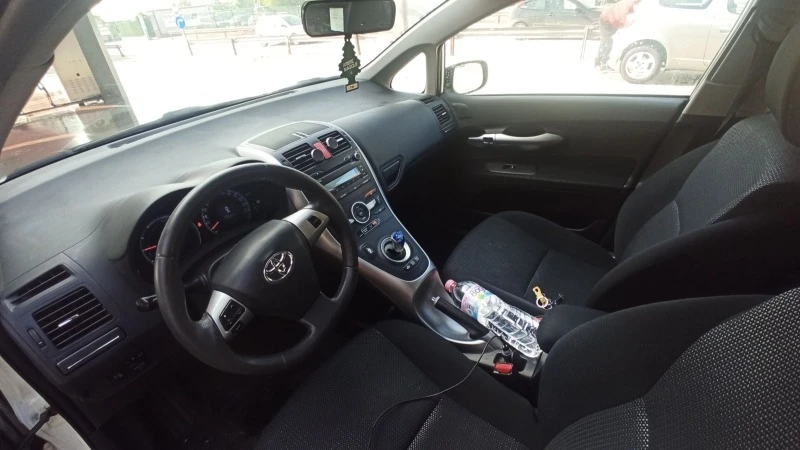 Toyota Auris 1.8 хибрид, снимка 12 - Автомобили и джипове - 47923858