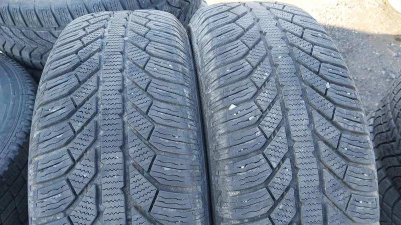 Гуми Зимни 215/65R16, снимка 1 - Гуми и джанти - 27504969