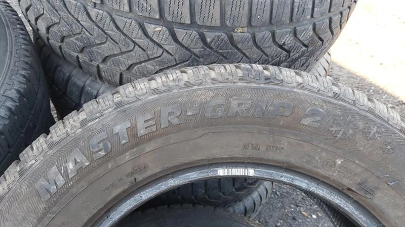 Гуми Зимни 215/65R16, снимка 4 - Гуми и джанти - 27504969