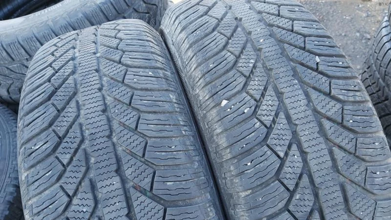 Гуми Зимни 215/65R16, снимка 2 - Гуми и джанти - 27504969