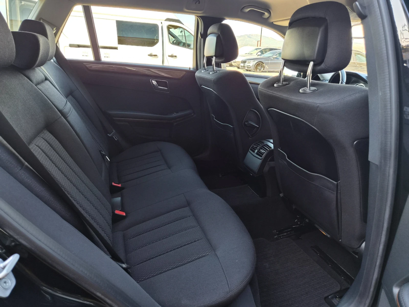 Mercedes-Benz E 220 РЕАЛНИ КИЛОМЕТРИ ТОП СЪСТОЯНИЕ, снимка 17 - Автомобили и джипове - 56115956
