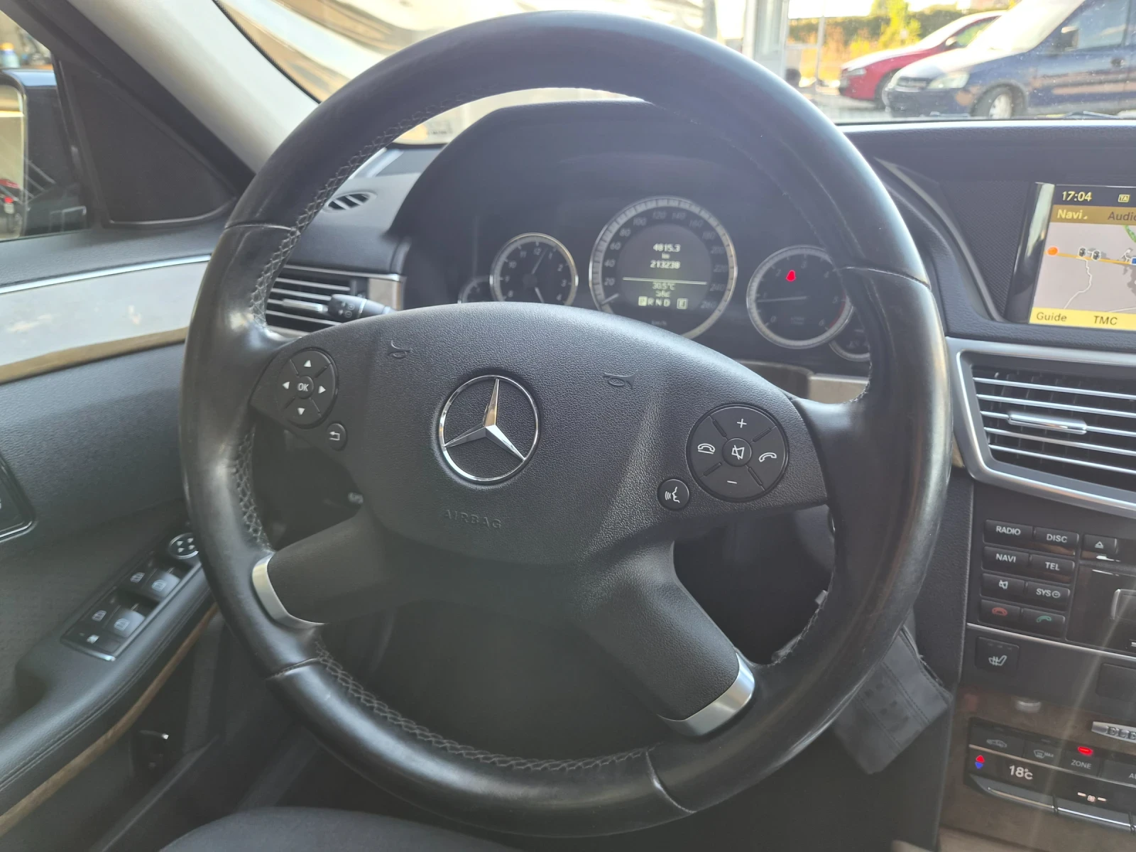 Mercedes-Benz E 220 РЕАЛНИ КИЛОМЕТРИ ТОП СЪСТОЯНИЕ, снимка 16 - Автомобили и джипове - 56115956