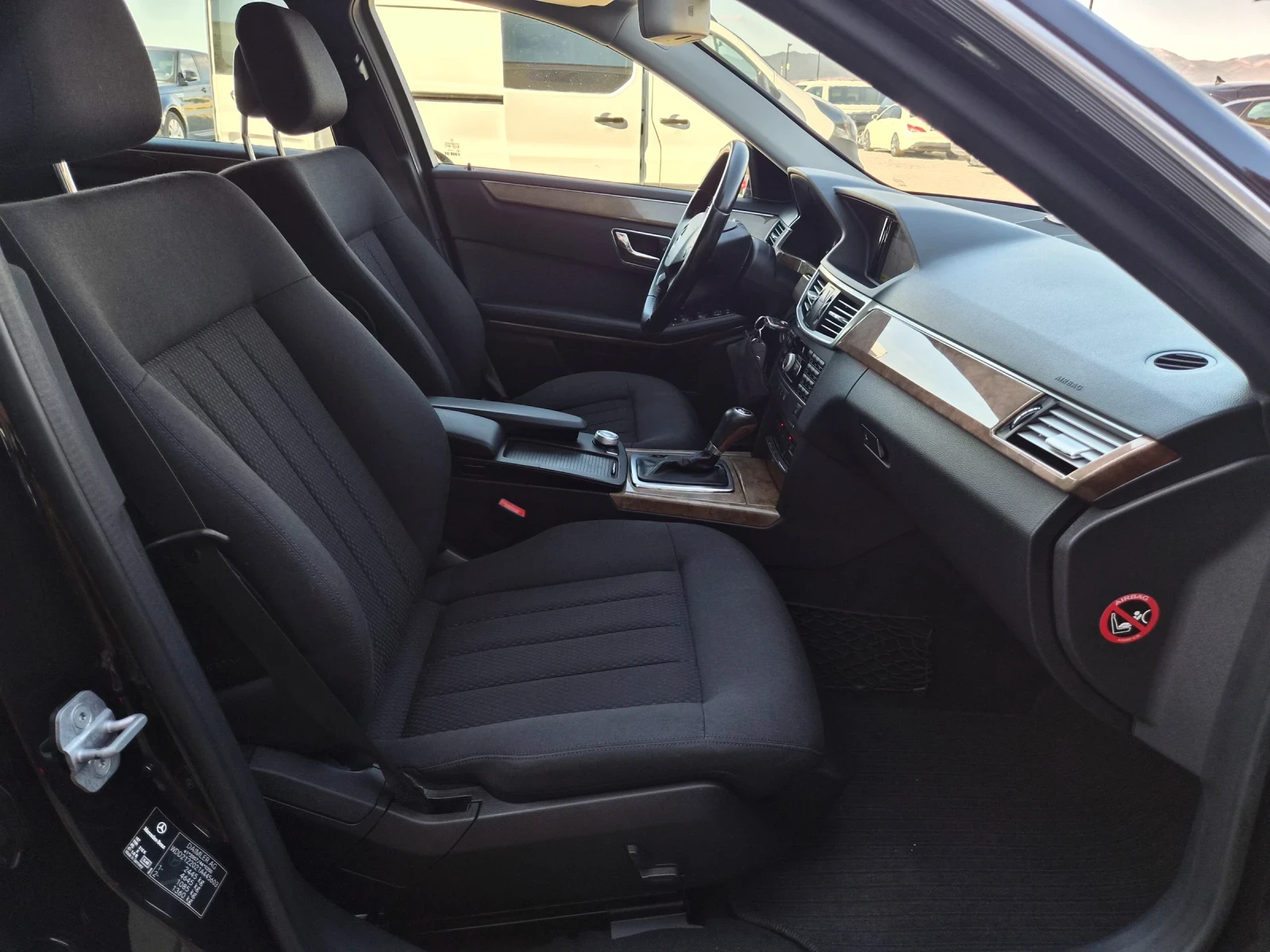 Mercedes-Benz E 220 РЕАЛНИ КИЛОМЕТРИ ТОП СЪСТОЯНИЕ, снимка 13 - Автомобили и джипове - 56115956