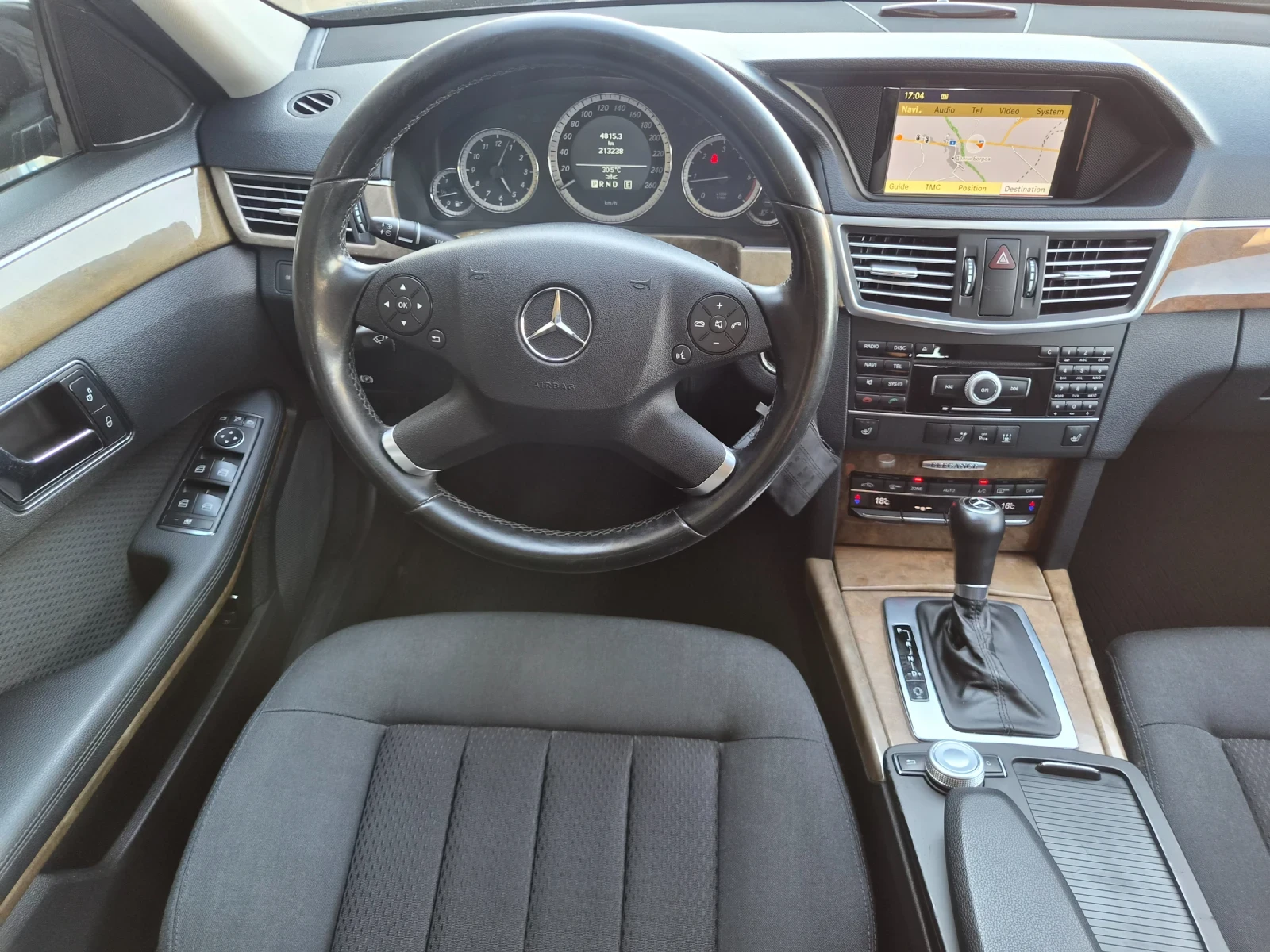 Mercedes-Benz E 220 РЕАЛНИ КИЛОМЕТРИ ТОП СЪСТОЯНИЕ, снимка 14 - Автомобили и джипове - 56115956