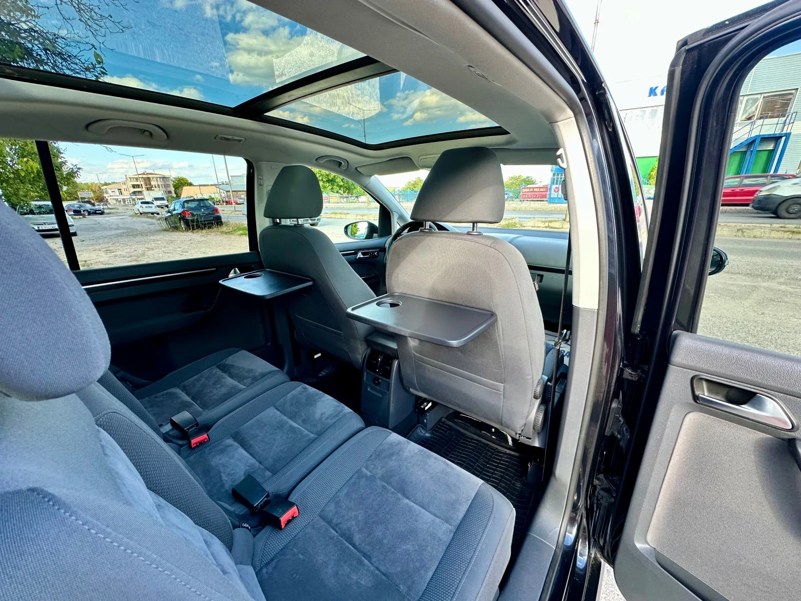 VW Touran 1.6 TDI , снимка 13 - Автомобили и джипове - 56214171