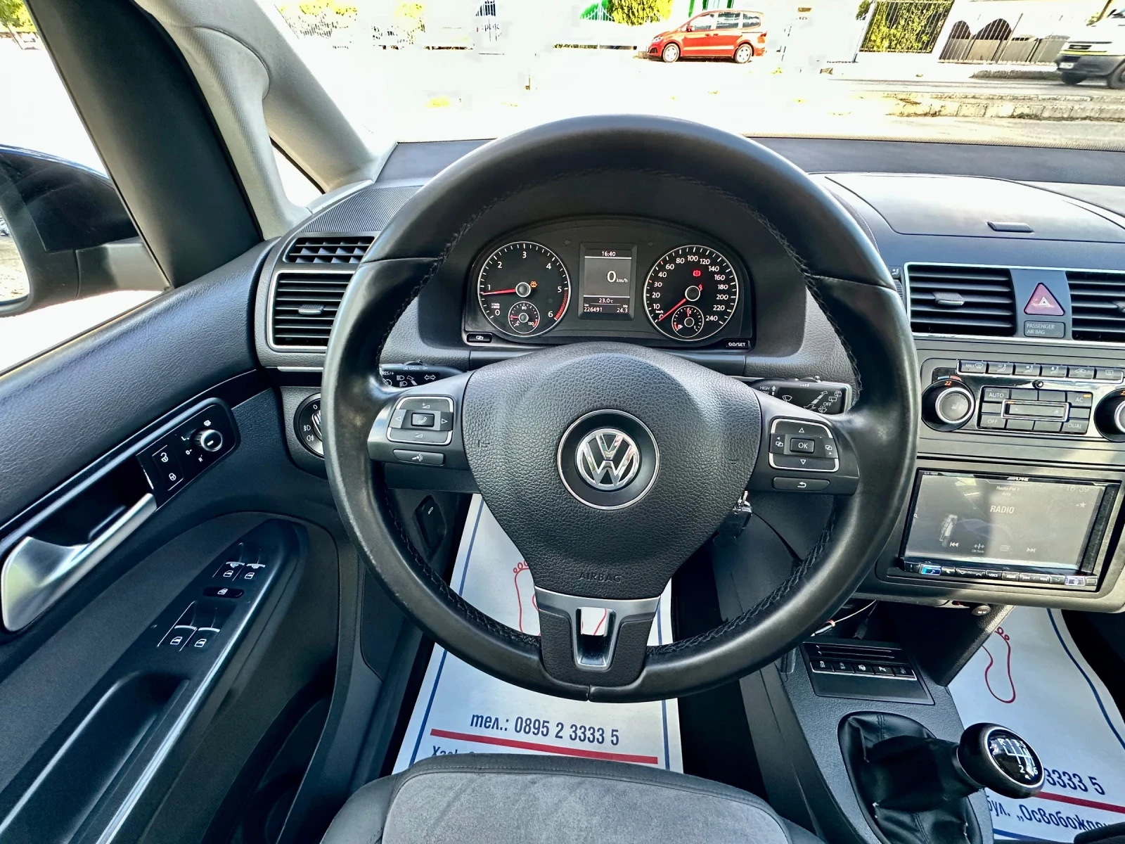 VW Touran 1.6 TDI , снимка 10 - Автомобили и джипове - 56214171