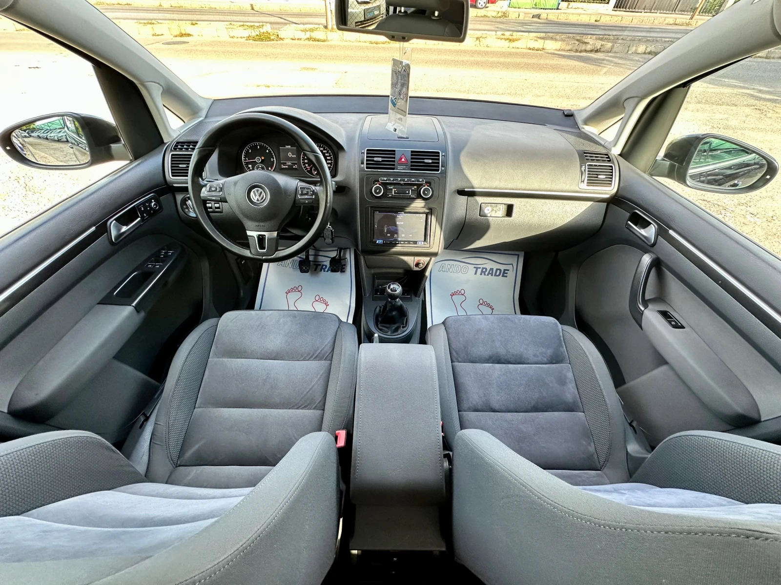 VW Touran 1.6 TDI , снимка 9 - Автомобили и джипове - 56214171