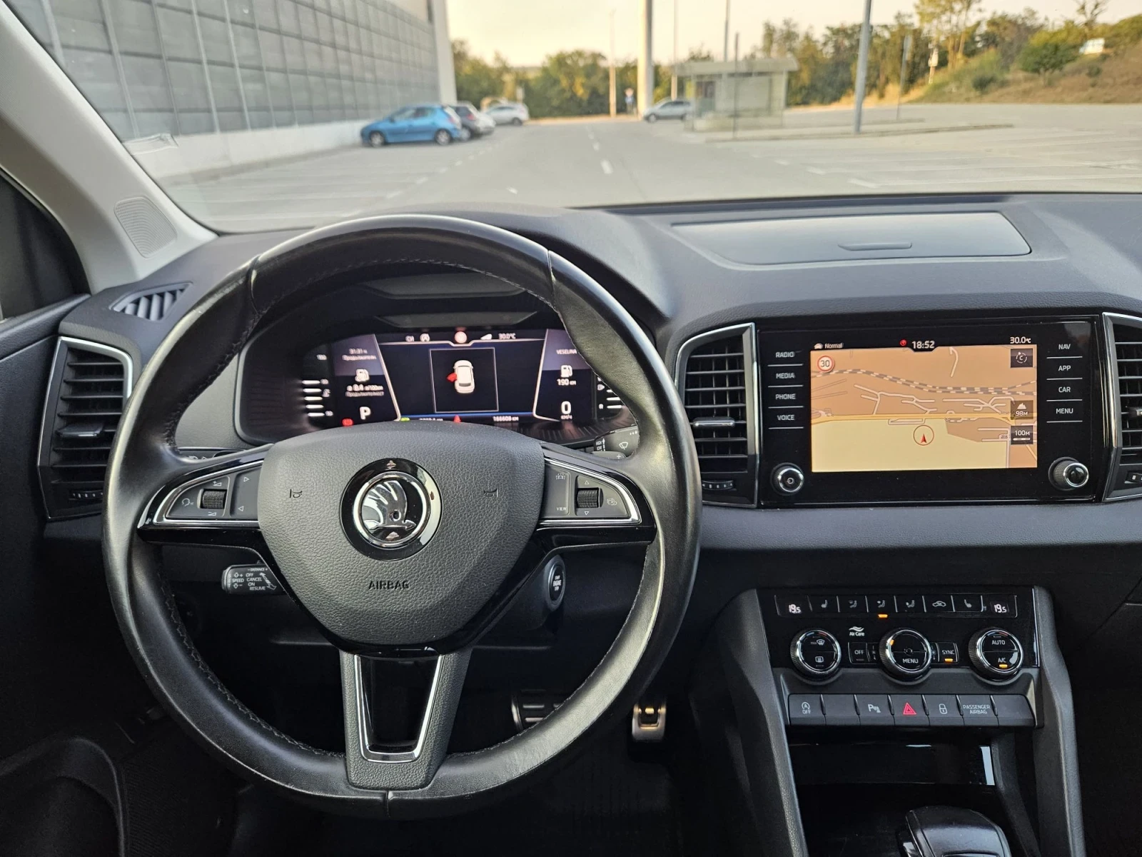 Skoda Karoq 1.5 АВТОМАТИК , снимка 13 - Автомобили и джипове - 55610332