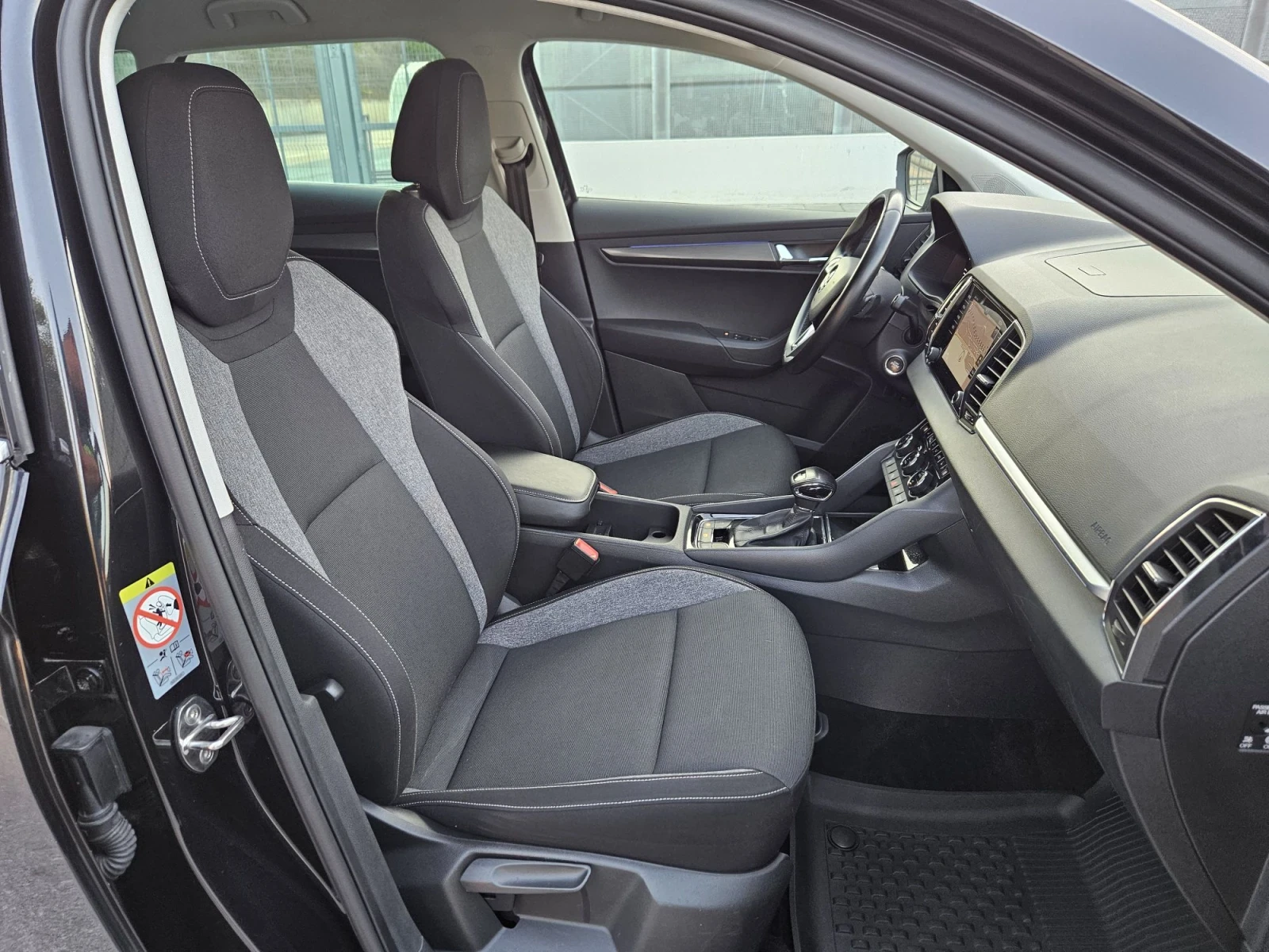 Skoda Karoq 1.5 АВТОМАТИК , снимка 11 - Автомобили и джипове - 55610332
