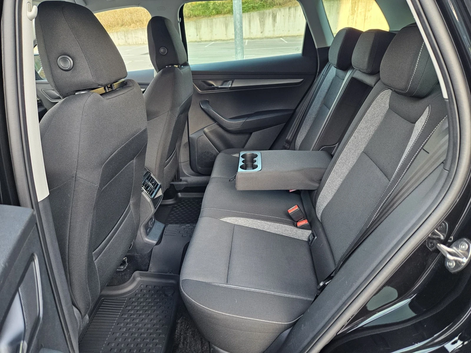 Skoda Karoq 1.5 АВТОМАТИК , снимка 10 - Автомобили и джипове - 55610332