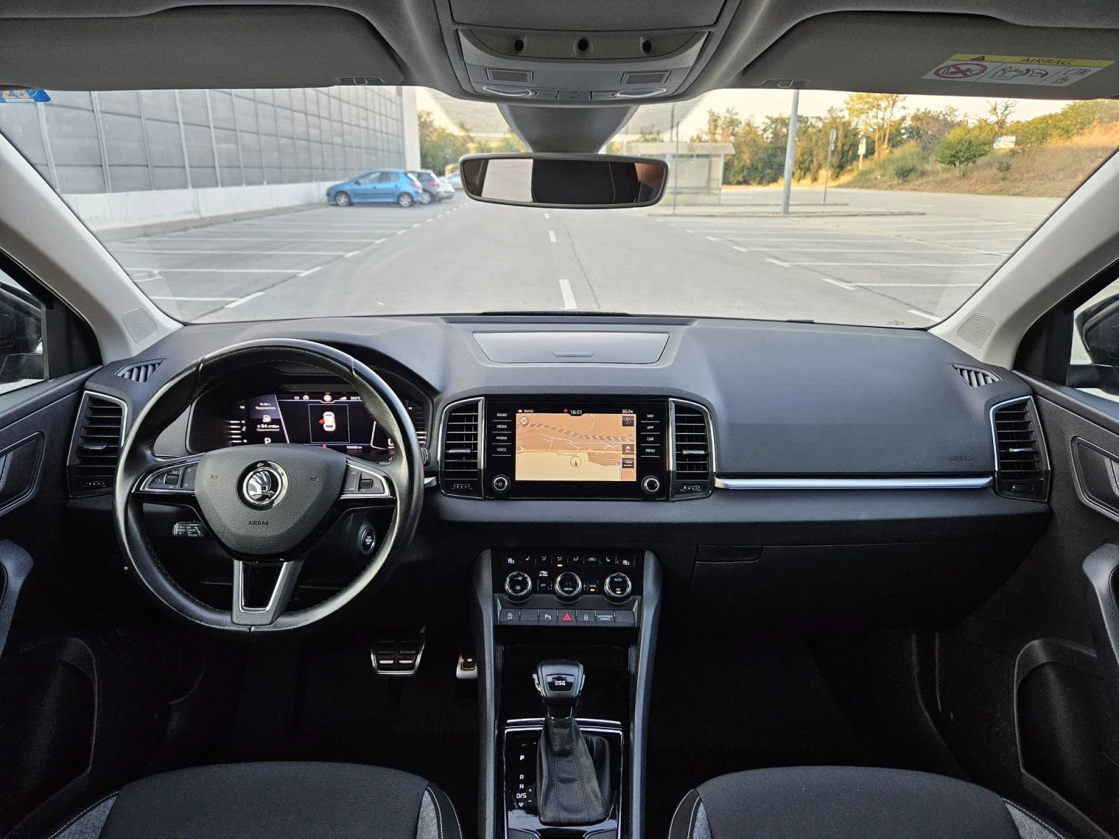 Skoda Karoq 1.5 АВТОМАТИК , снимка 12 - Автомобили и джипове - 55610332
