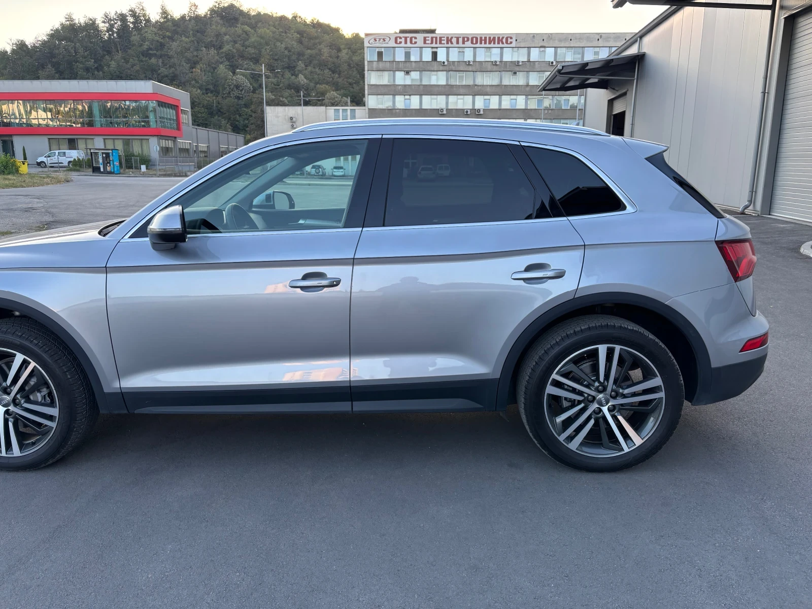 Audi Q5 40 2.0TDI Дистроник Дигитал, снимка 8 - Автомобили и джипове - 56049130
