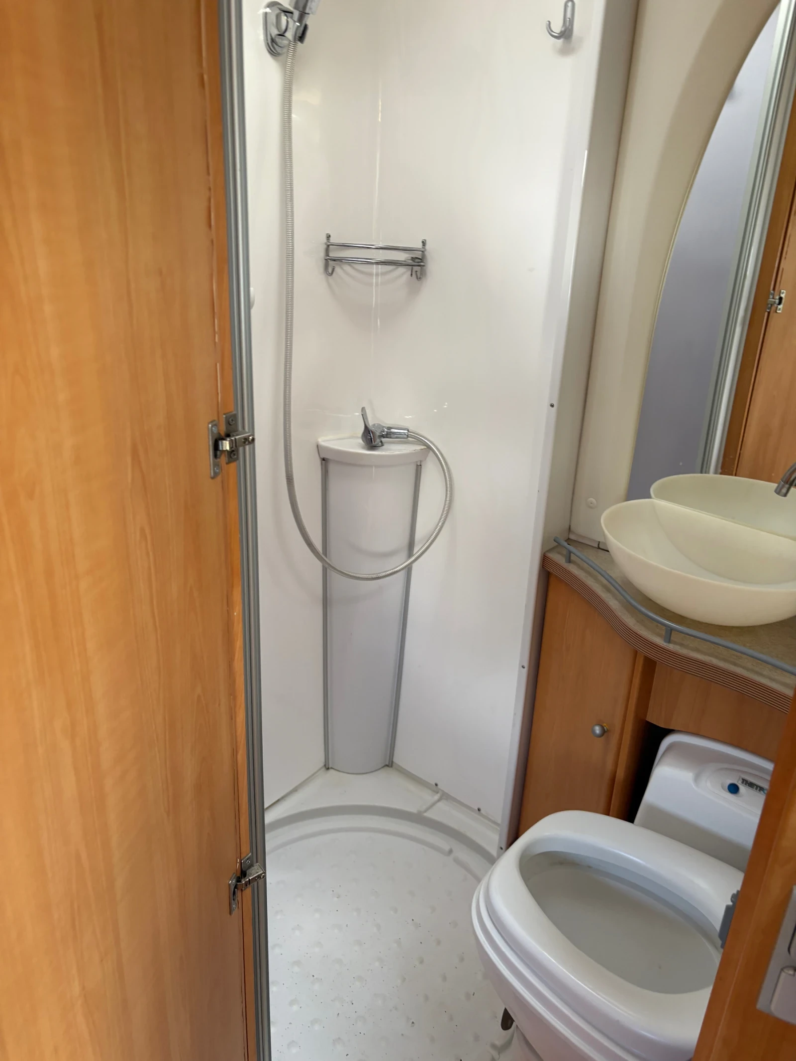 Кемпер LMC Liberty A661G, снимка 10 - Каравани и кемпери - 54420950