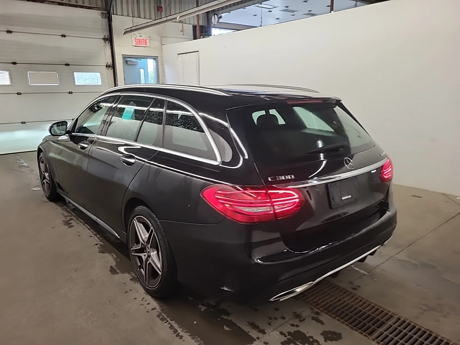 Mercedes-Benz C 300 (CARFAX) - изображение 4