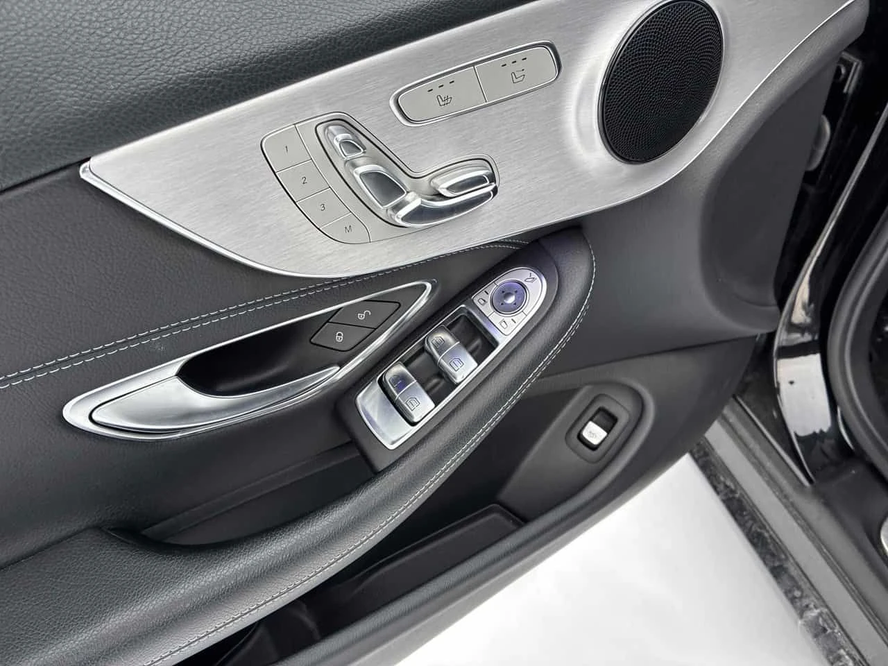 Mercedes-Benz C 300 4 MATIC * CARFAX * KEYLESS * ОБДУХВАНЕ * ПОДГРЕВИ - изображение 9