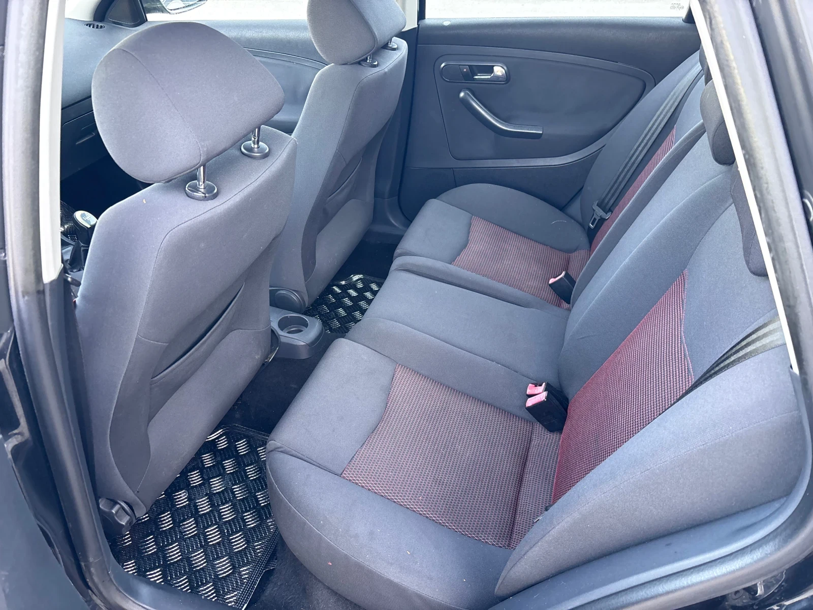 Seat Ibiza 1.4TDI Facelift, снимка 16 - Автомобили и джипове - 54339286