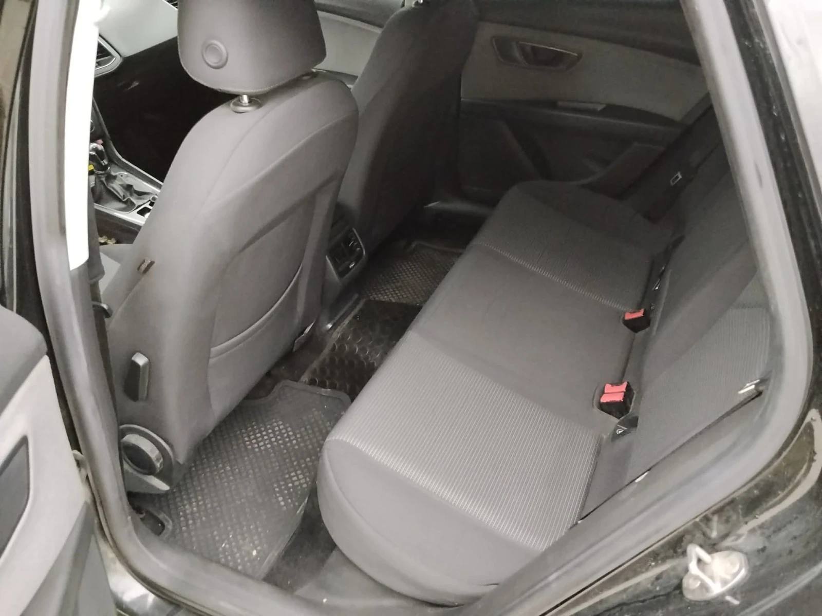 Seat Leon 1.5 130k, снимка 10 - Автомобили и джипове - 54999639
