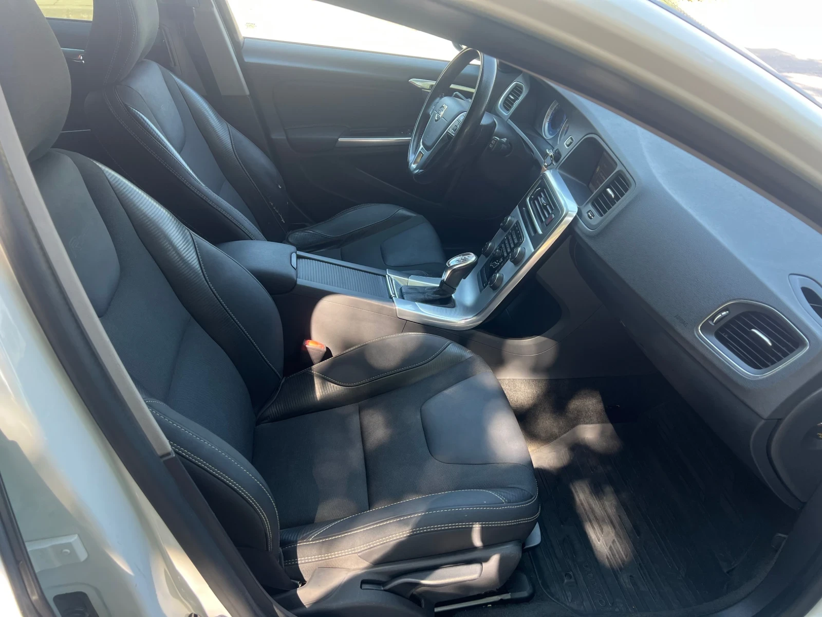 Volvo V60 2.0 D3/D4 R-DESIGN, снимка 2 - Автомобили и джипове - 55590234