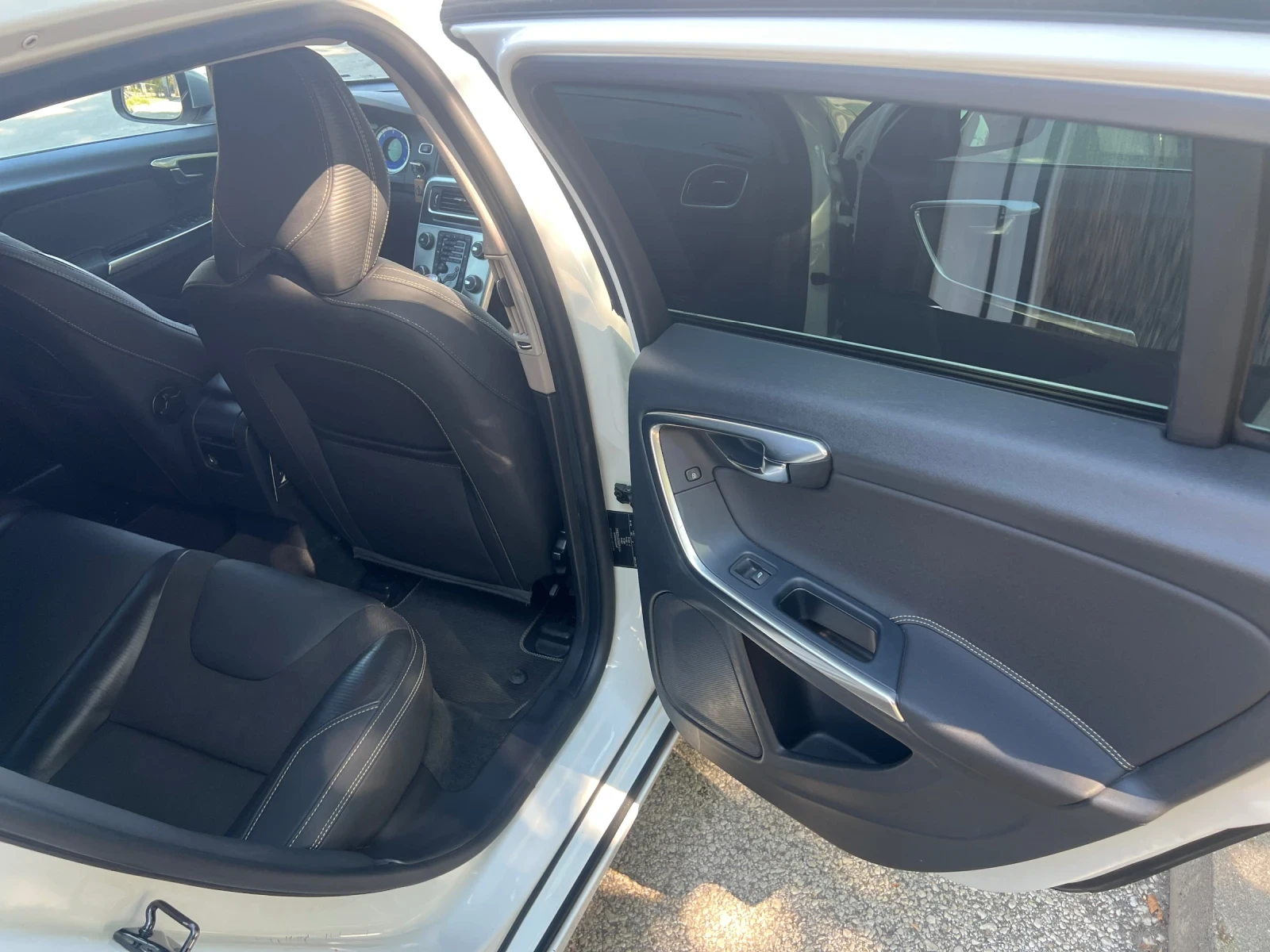 Volvo V60 2.0 D3/D4 R-DESIGN, снимка 3 - Автомобили и джипове - 55590234