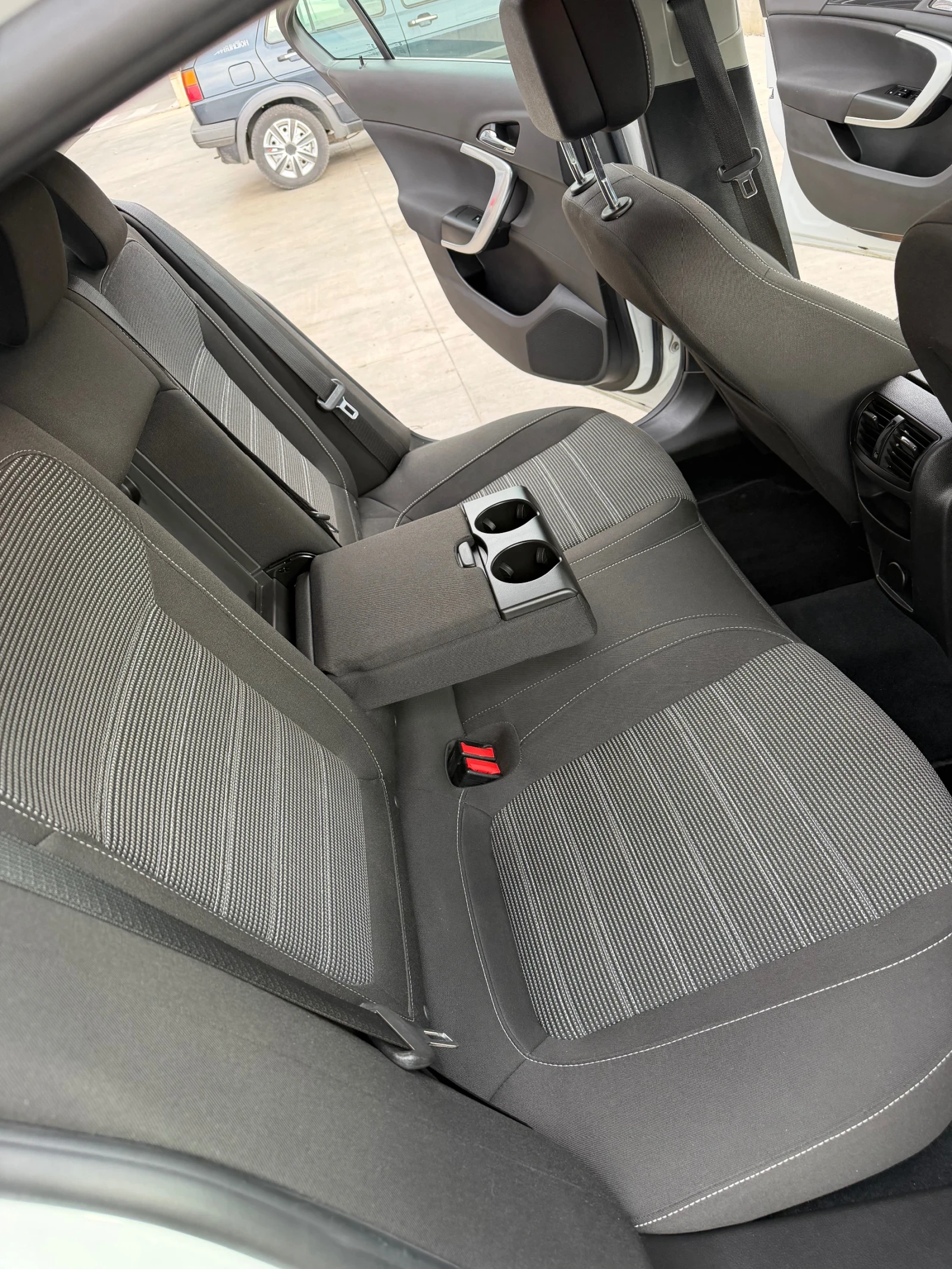 Opel Insignia 2.0 CDTI EcoFLEX Sport, снимка 17 - Автомобили и джипове - 56645591