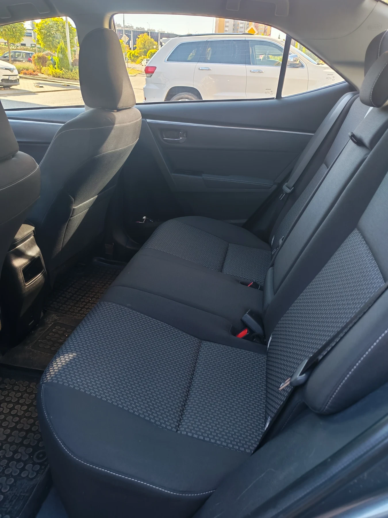 Toyota Corolla Седан, снимка 7 - Автомобили и джипове - 56364394
