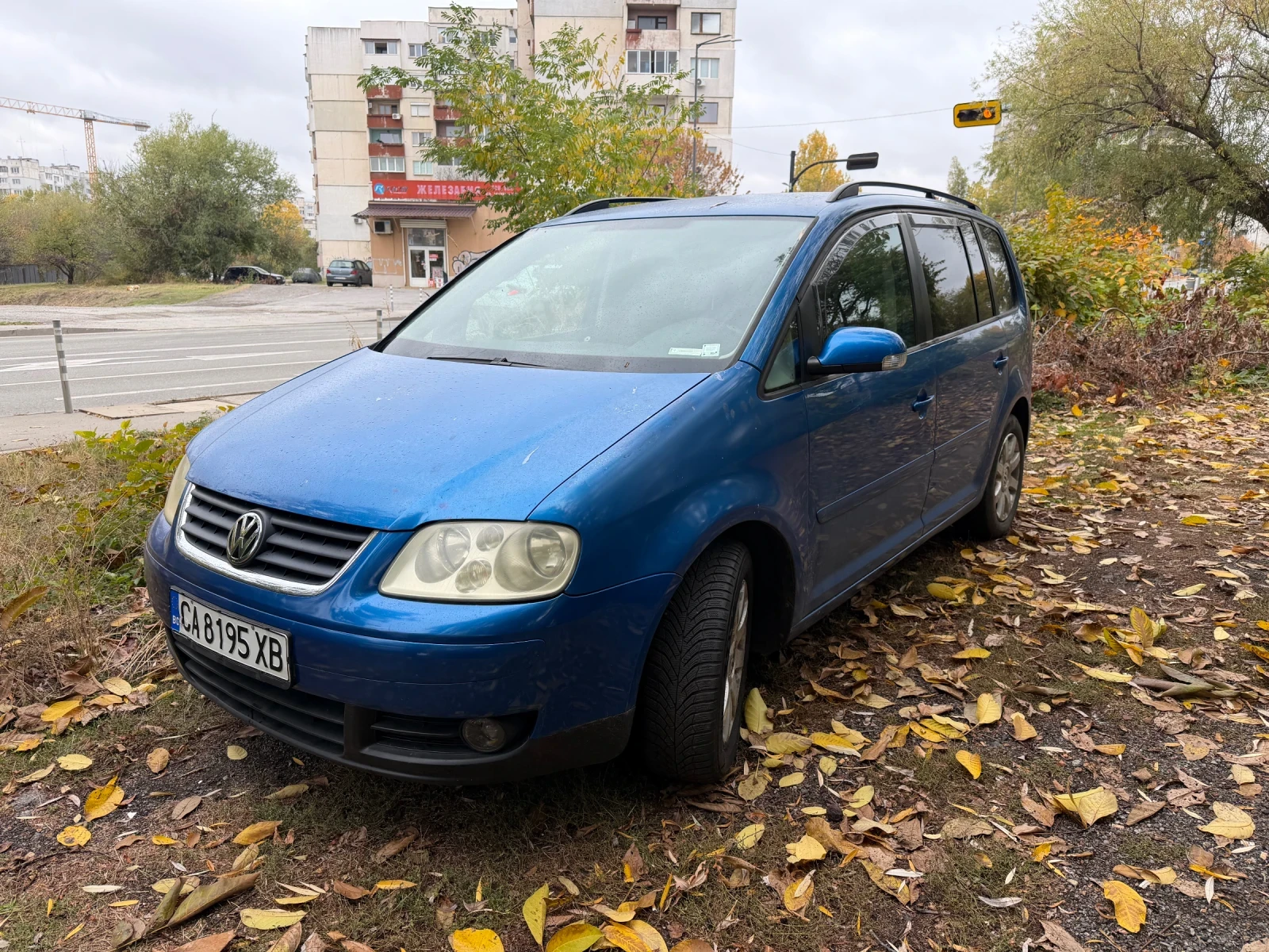VW Touran 1.6 FSI, снимка 2 - Автомобили и джипове - 56661115