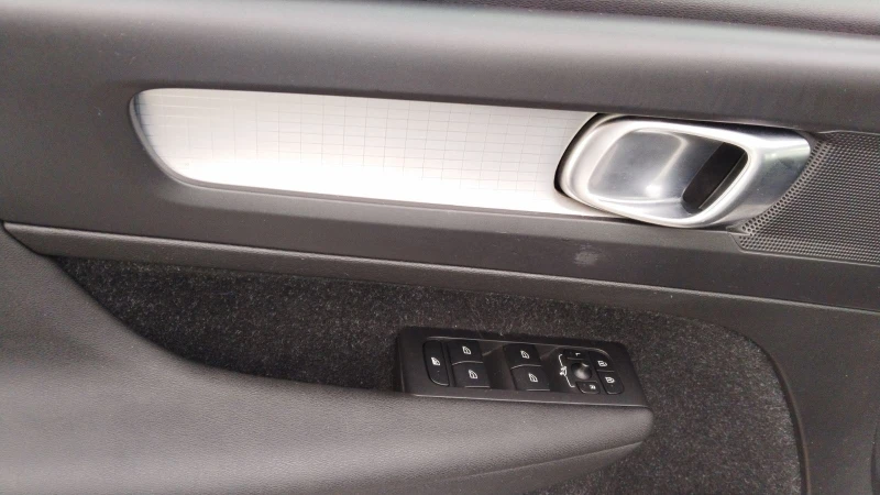 Volvo XC40 2.0D 150 к.с. D3 Business Plus, снимка 7 - Автомобили и джипове - 52270446